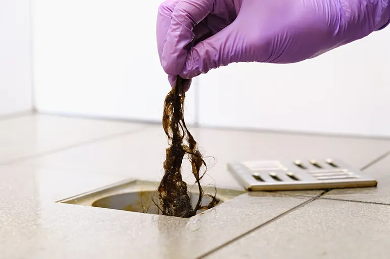 Verstopfte Dusche – Wasser steht in der Duschwanne